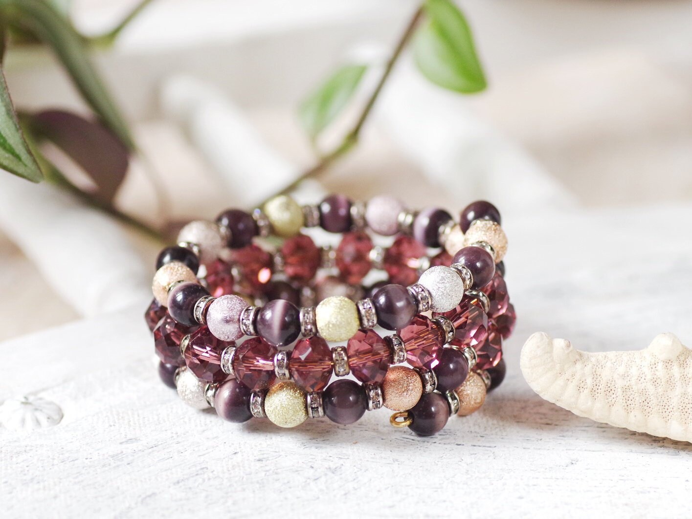Speicher Draht Armband, Violett Glasperlen, Perlen Jahrgang, Facettierten Glas Perlenarmband, Unterschiedlich Geformte Perlen, Sommer-Schmuck Speicher Draht Armband, Violett Glasperlen, Perlen Jahrgang, Facettierten Glas Perlenarmband, Unterschiedlich Geformte Perlen, Sommer-Schmuck von MagicSolarWind