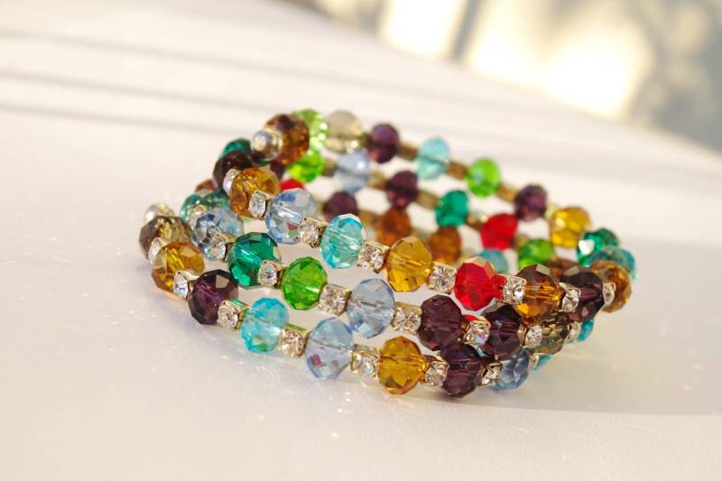 Vintage Regenbogen Glasperlen Memory Wire Armband von MagicSolarWind
