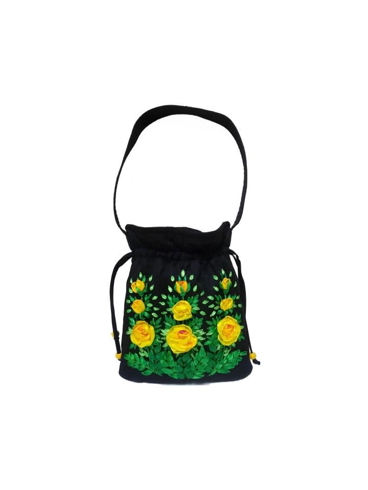 Bestickte Sacktasche Weicher Beutel Aus Schwarzem Stoff Schultertasche Gelbe Rosen Satinbändern Handgefertigtes Designergeschenk Für Die Freundin von MagicTapes