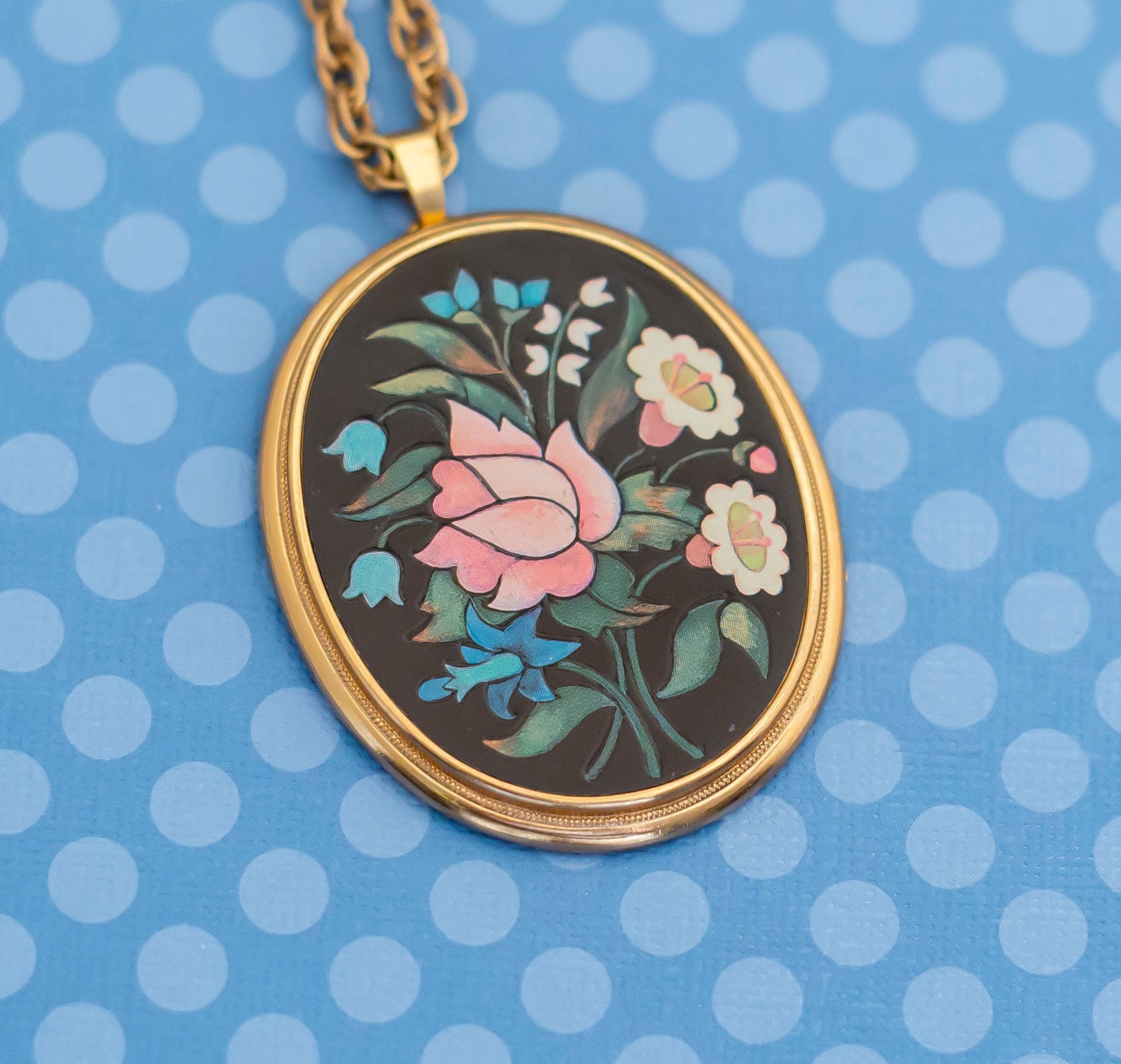 Vintage Art Deco Floral Gold Ton Anhänger Halskette Von Avon 24 Zoll - M16 von MagicalByMagical