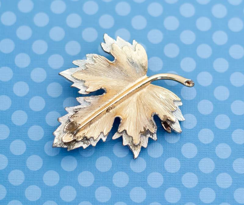 Vintage Mid Century Ahorn Blatt Gold Ton Brosche Von Sarah Coventry - M11 von MagicalByMagical