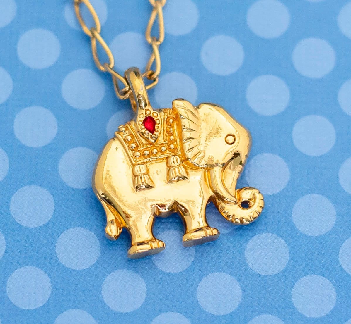 Vintage Mid Century Elefant Gold Ton Anhänger Halskette Von Avon 28 Zoll - M7 von MagicalByMagical