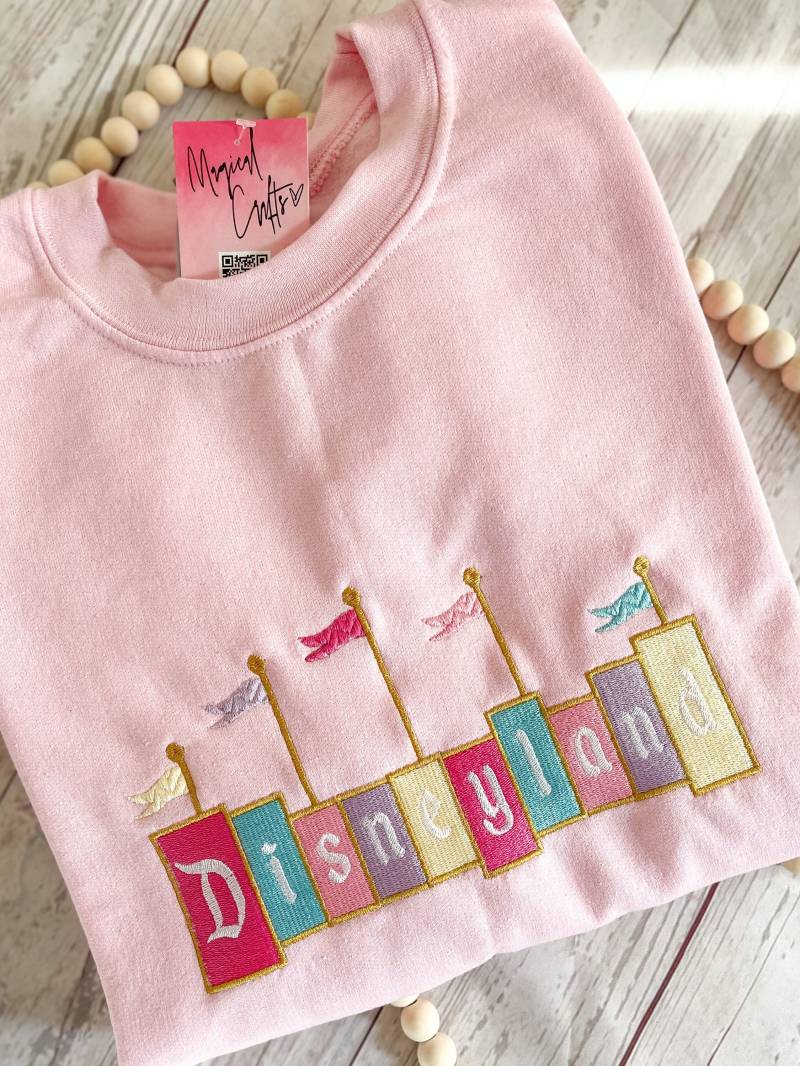 Dland Besticktes Sweatshirt Mit Rundhalsausschnitt - Pink von MagicalCraftsbyMitzy