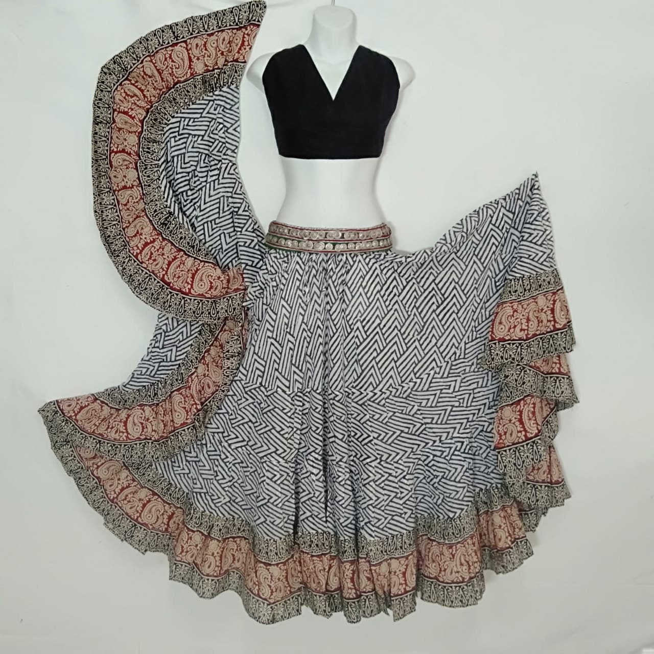 Blockprint-Rock Schwarz Weißes Chevron, Rote Paisley-Bordüre, Pflanzenfarbe Blockprint-Rock Schwarz Weißes Chevron, Rote Paisley-Bordüre, Pflanzenfarbe von MagicalFashions57