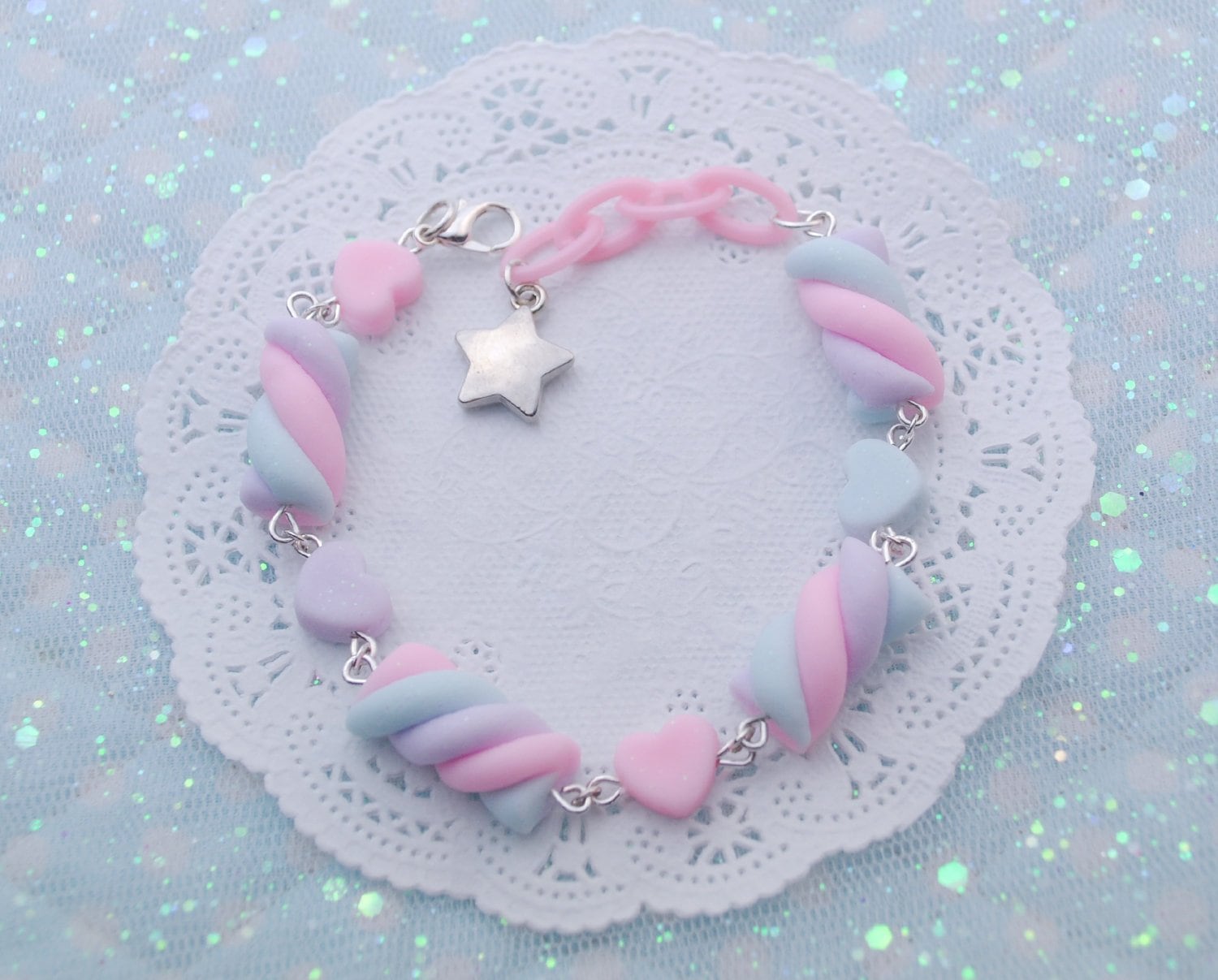 Kawaii Pastell Lila Regenbogen Marshmallow Armband, Fee Kei, Süßer Harajuku, Süßigkeiten Schmuck, Niedliches Accessoire von MagicalKawaiiland