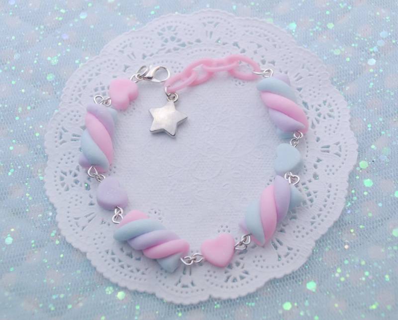 Kawaii Pastell Lila Regenbogen Marshmallow Armband, Fee Kei, Süßer Harajuku, Süßigkeiten Schmuck, Niedliches Accessoire Kawaii Pastell Lila Regenbogen Marshmallow Armband, Fee Kei, Süßer Harajuku, Süßigkeiten Schmuck, Niedliches Accessoire von MagicalKawaiiland