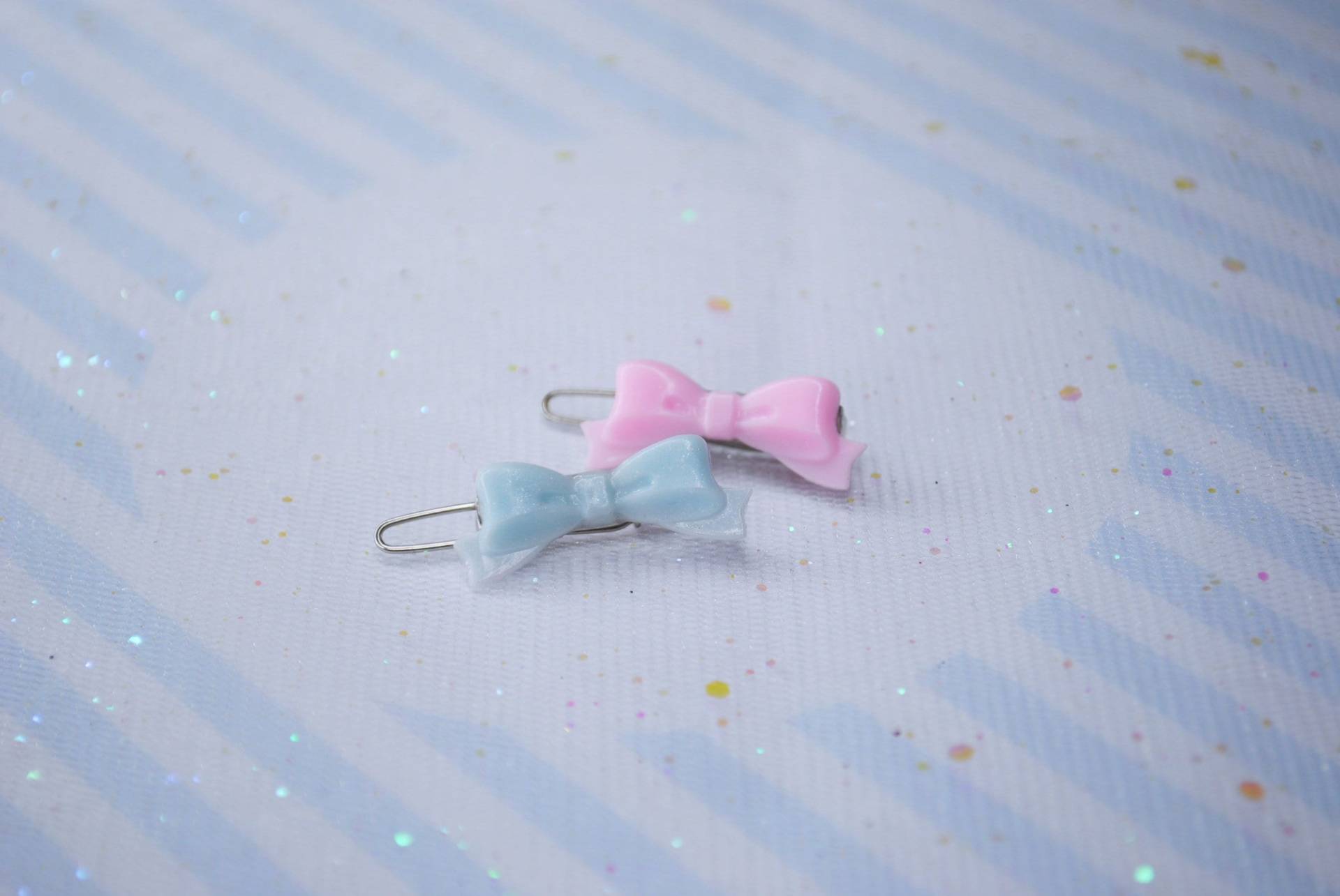Kawaii Schleife Set Haarspangen | Satz Von 2 Fee Kei Harajuku Ausgefallen Süße Haar-Dekoration Pastell von MagicalKawaiiland