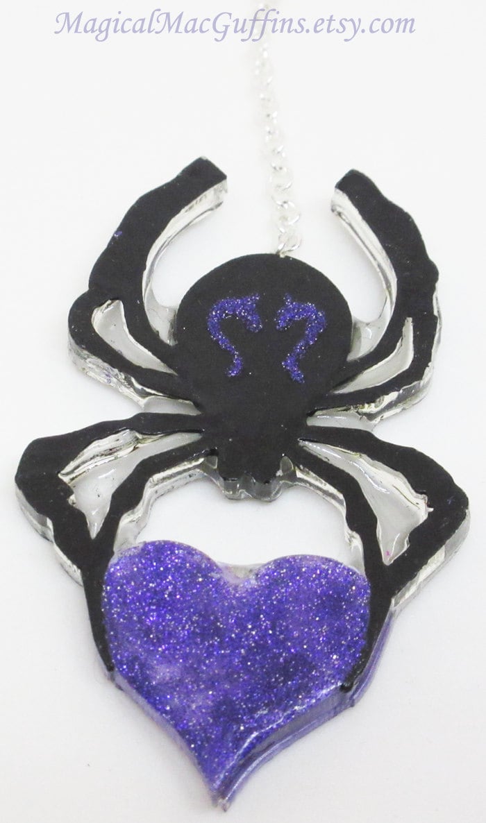 Gothic Pastell Goth Lila Glitzer Herz Schwarz Spinne Liebe Resin Silber Halskette von MagicalMacGuffins