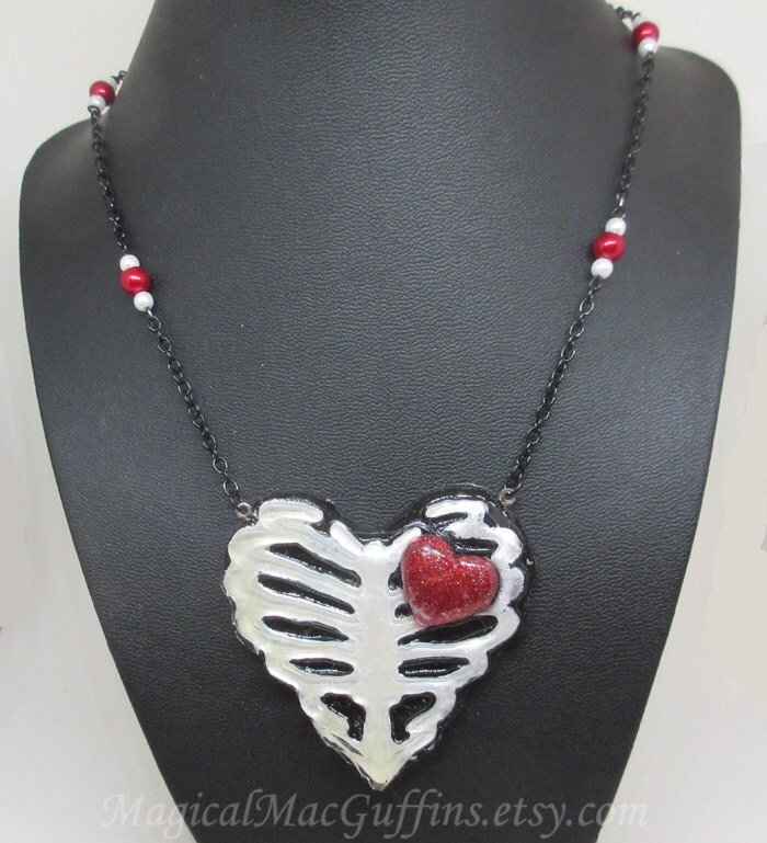 Gothic Pastell Goth Perle Weiß Rot Glitzer Schwarz Schönes Herz Schöne Knochen Harz Halskette von MagicalMacGuffins