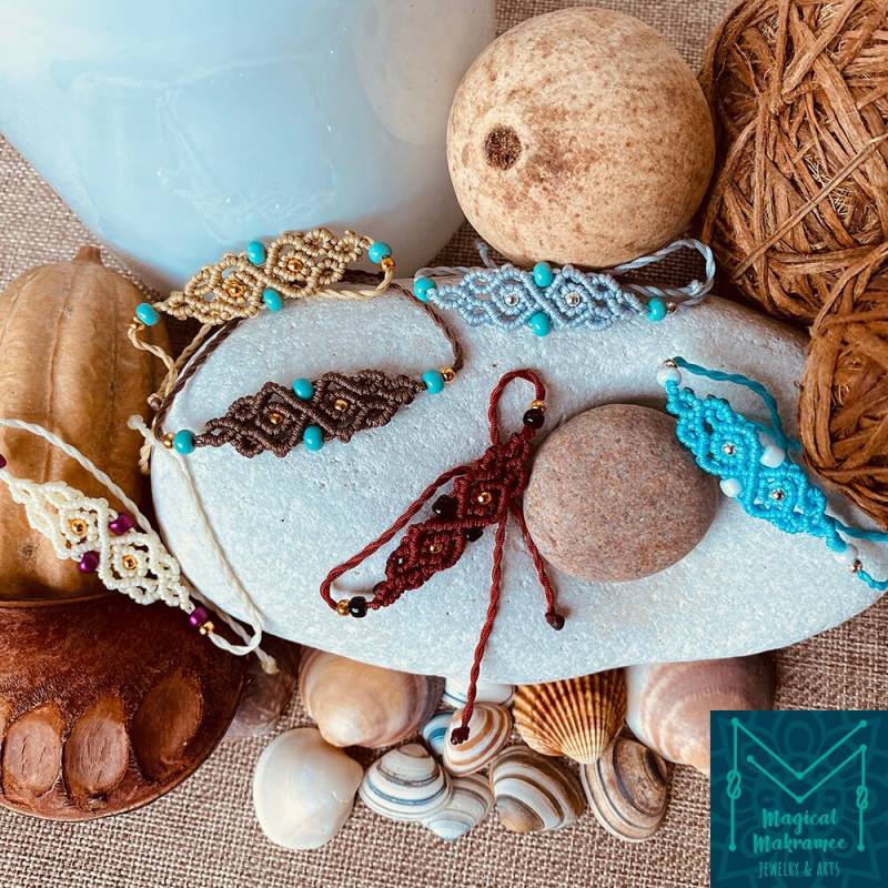 Makramee Armband "Celia" Mit Perlen | Farbauswahl Schmuck Boho Hippie Freundschaftsband Surfer Jga von MagicalMakramee