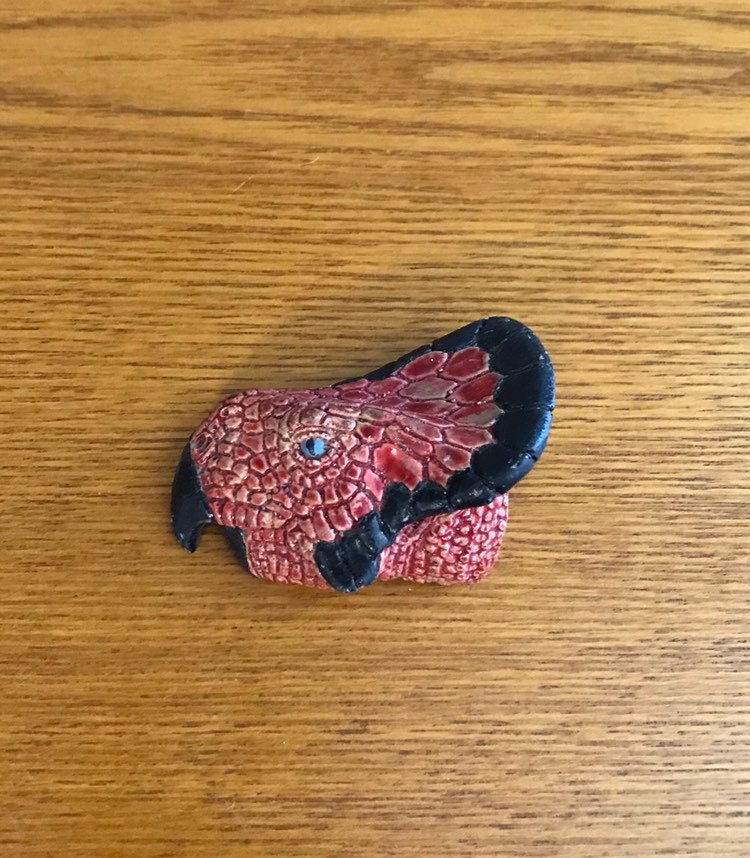 1985 Protoceratops Kopf Brosche - Vintage Harz Pin von MagicalNostalgia