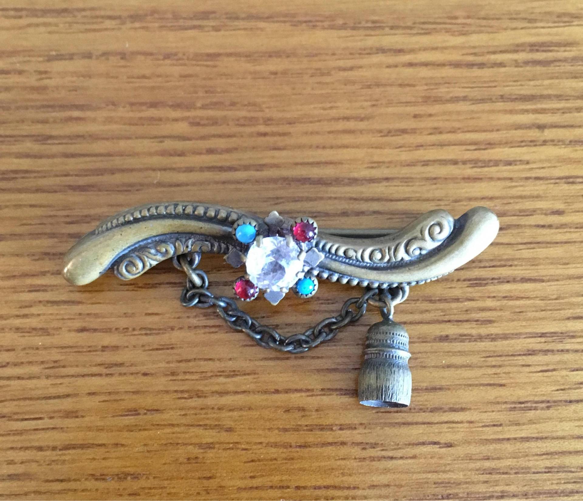 Antike Chatelaine Brosche Mit Großem Strassstein Und Türkisen Rubinfarbenen Steinen - Messing Toned Pin Antike Chatelaine Brosche Mit Großem Strassstein Und Türkisen Rubinfarbenen Steinen - Messing Toned Pin von MagicalNostalgia