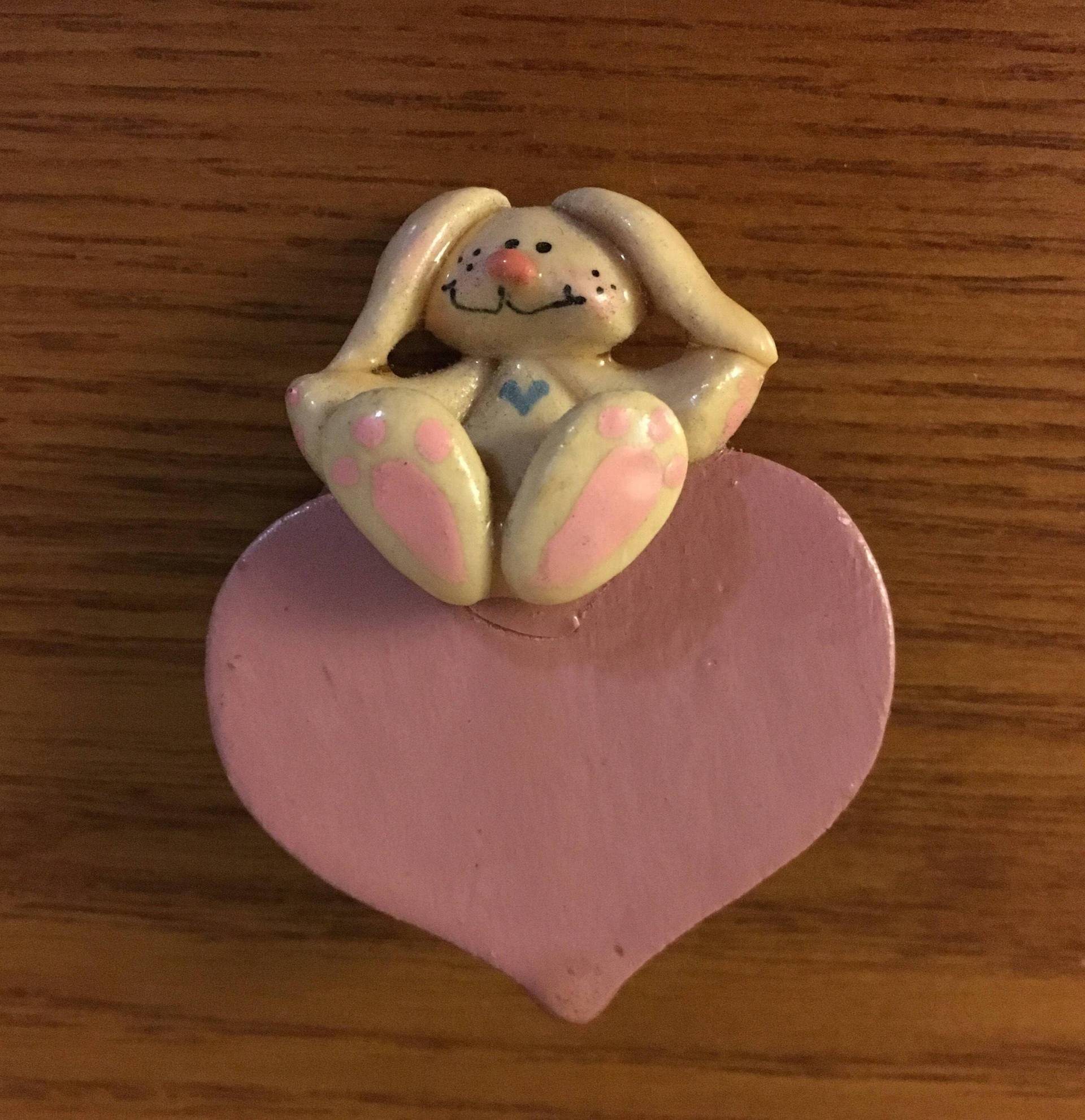 Vintage Hase Und Herz Brosche - Resin Bezogene Vintage Hase Und Herz Brosche - Resin Bezogene von MagicalNostalgia