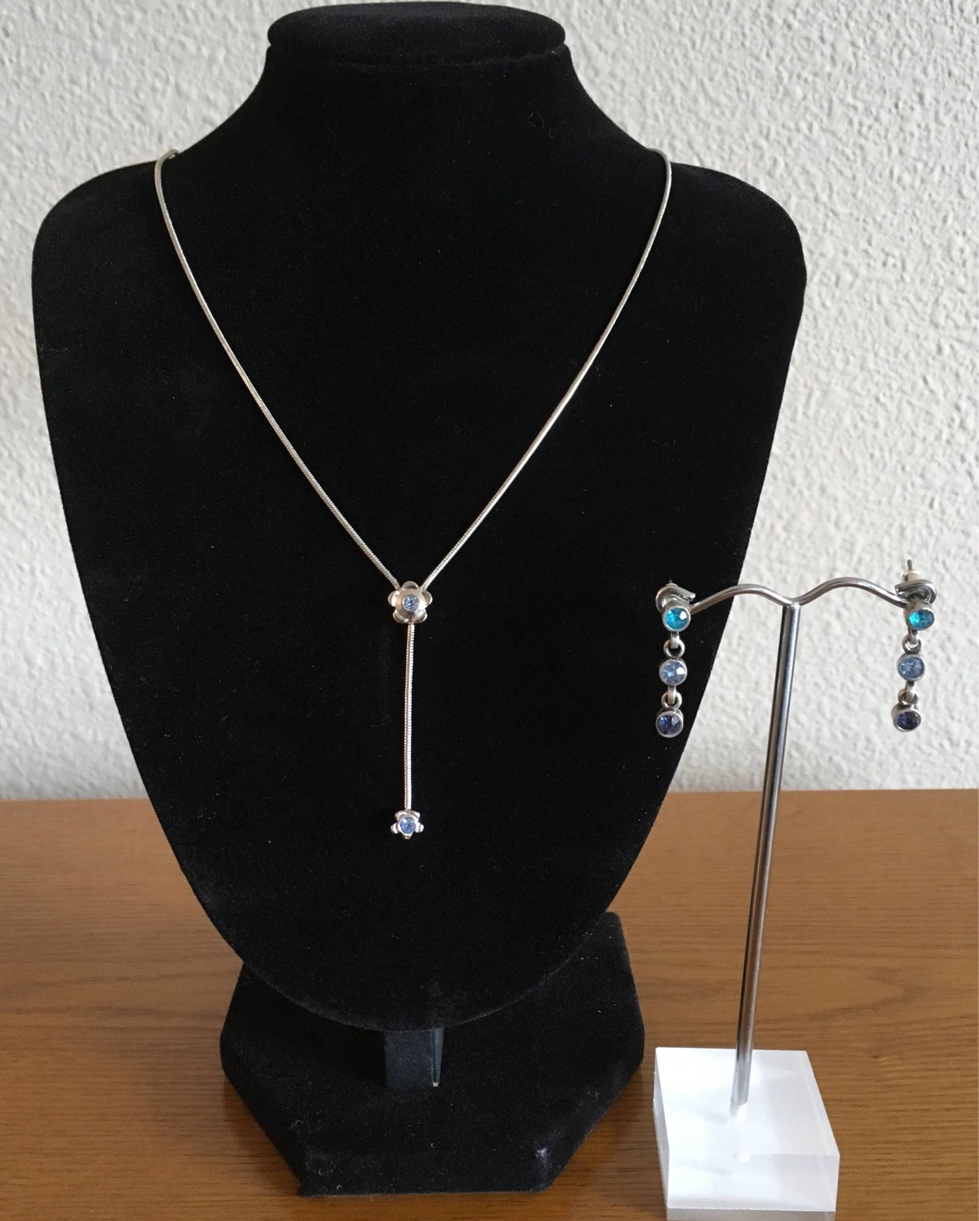 Vintage Monet Marken Halskette Und Ohrringe Set - 1990Er Jahre Silber Toned Schmuckset, Mit Blauen Glassteinen Vintage Monet Marken Halskette Und Ohrringe Set - 1990Er Jahre Silber Toned Schmuckset, Mit Blauen Glassteinen von MagicalNostalgia