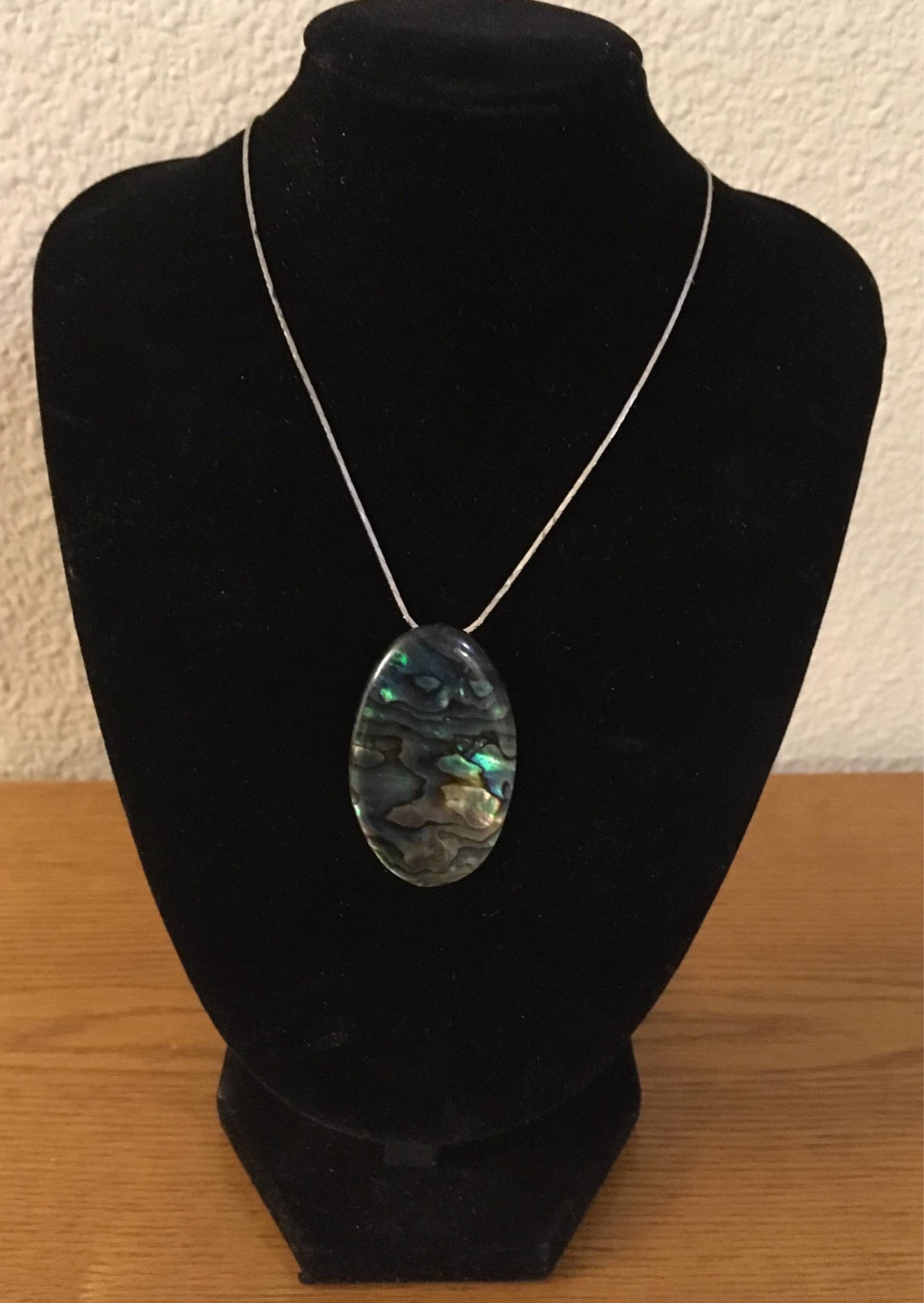 Vintage Ovaler Abalone Anhänger Halskette An Einer Silberfarbenen Toned Kette Vintage Ovaler Abalone Anhänger Halskette An Einer Silberfarbenen Toned Kette von MagicalNostalgia
