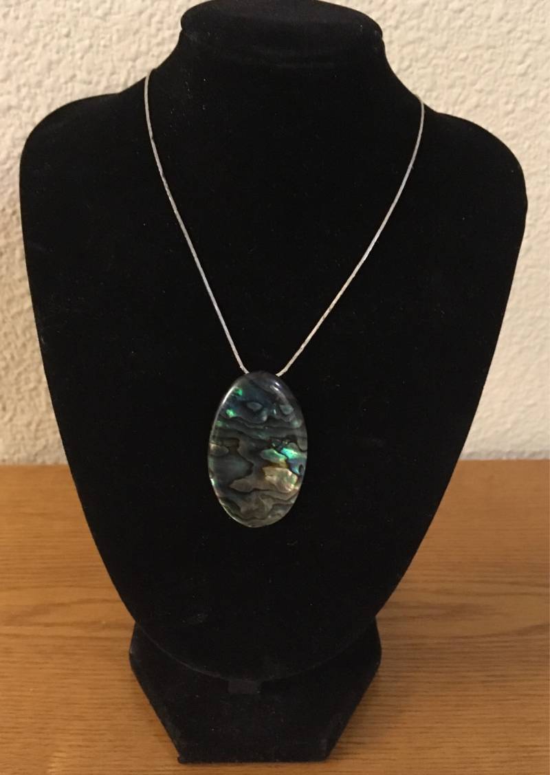 Vintage Ovaler Abalone Anhänger Halskette An Einer Silberfarbenen Toned Kette von MagicalNostalgia