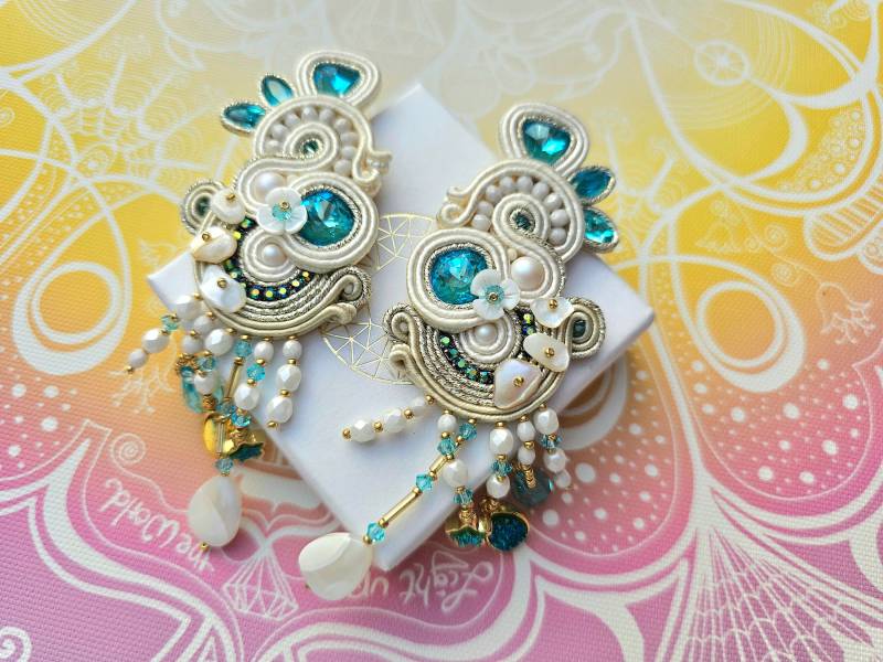 Zauberhafte Strass Kristall Ohrringe Atlantis | Türkis-Weiß Mit Alcantara Und Perlen 5D Soutache von MagicalSoulArts