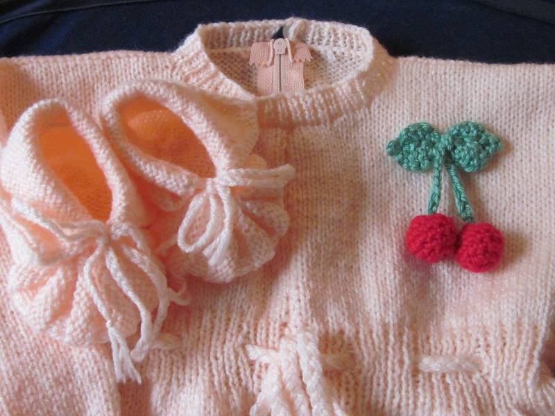 Gestrickte Baby Set Overall Und Booties Mit Kirsche Dekoration von MagicalStrings