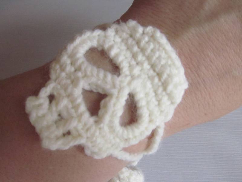 Häkeln Manschette Armband Mit Totenkopf, Wählen Sie Die Farben von MagicalStrings