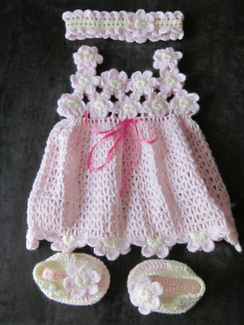 Handarbeit Gehäkelte Baby-Kleidung, Stirnband Und Sandalen Set | 3-12 Monate von MagicalStrings