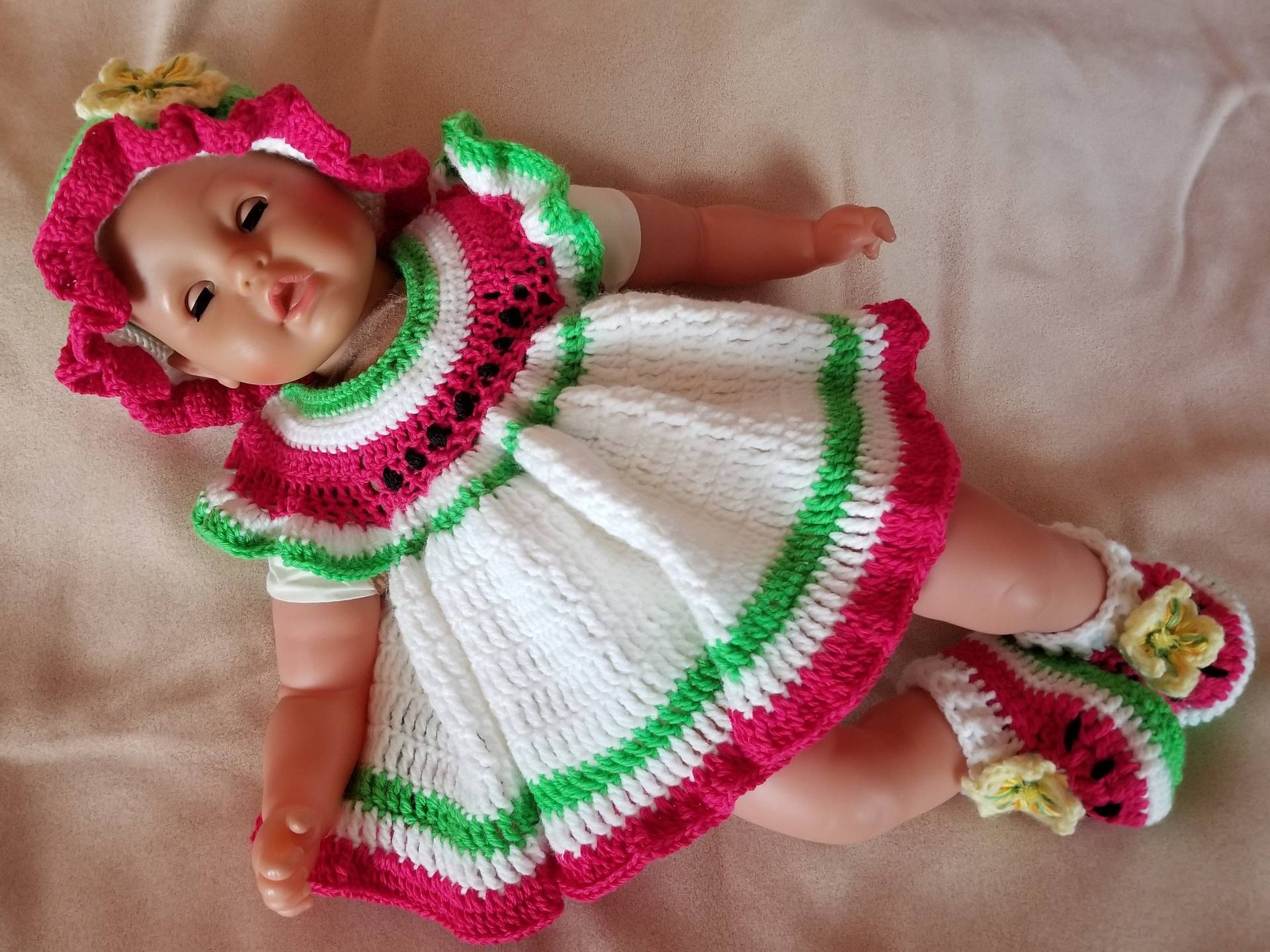 Handarbeit Häkeln Baby-Kleid, Hut Und Booties-Set | 0-3 Monate. Wassermelone-Serie von MagicalStrings