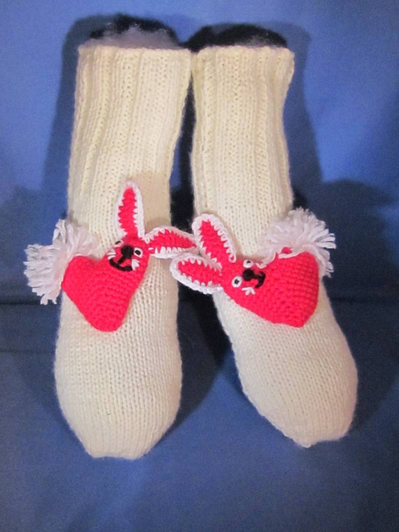 Handarbeit Stricken Hausschuhe/Socken Mit Bunny Kaninchen Amigurumi Und Herz. Tolles Geschenk Für Jemand Besonderen. Valentine Day Geschenk. von MagicalStrings