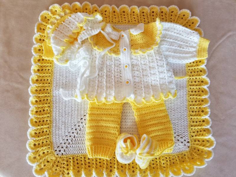 Handgefertigte Baby-Dusche, Taufe Baby Häkeln Decke, Strickjacke, Set Insgesamt, Booties, Hut. Perfekte Dusche-Geschenk. | 6-9 Monate von MagicalStrings