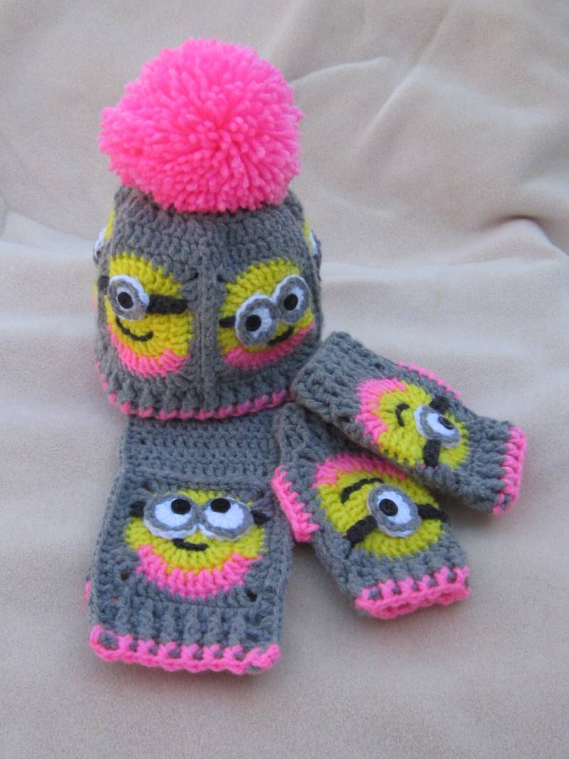 Handgefertigte Baby Kleinkind Minion Mütze, Schal Und Fingerless Handschuh Inspirierte Satz, Beanie Mit Großem Pom Häkeln Oma Square Hut von MagicalStrings