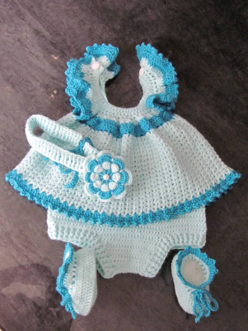 Handgefertigte Baby Mädchen Crochet Kleid, Stirnband, Booties Und Windel Abdeckung Set von MagicalStrings