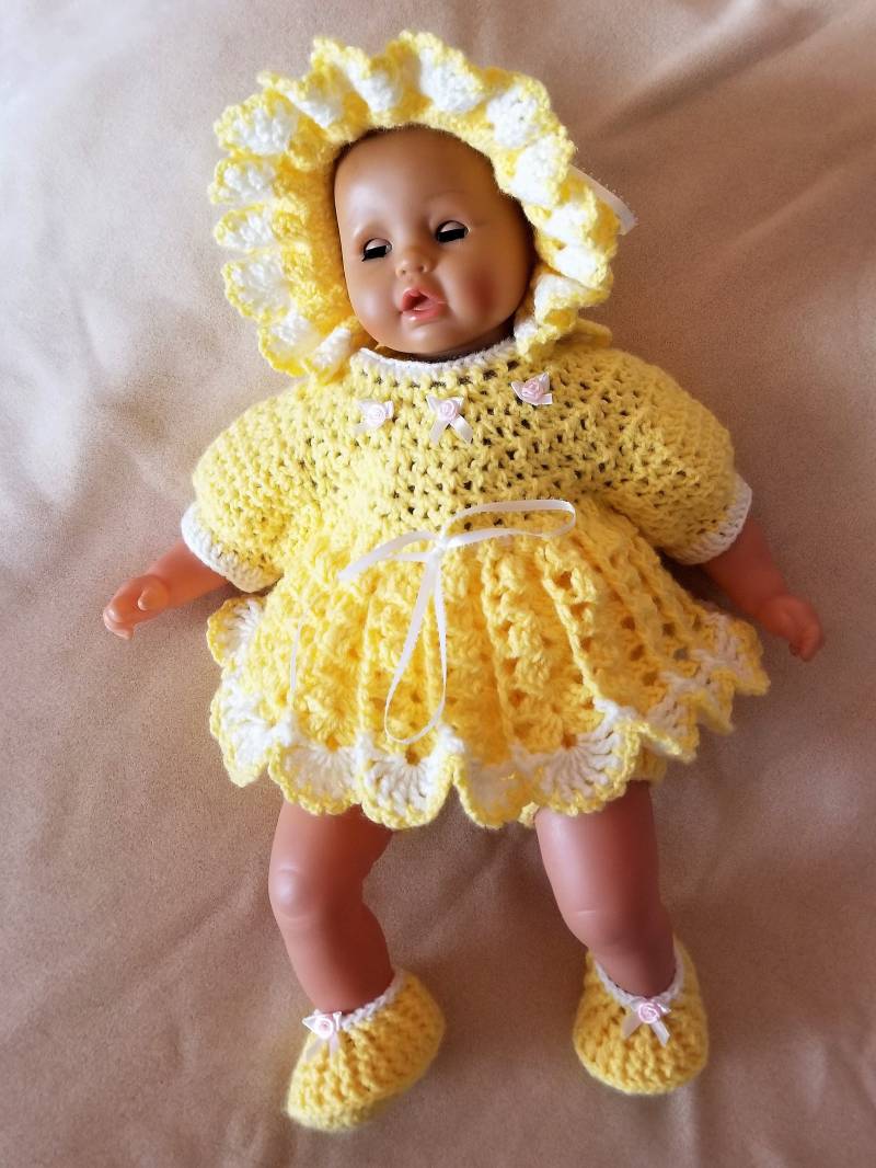 Handgefertigte Baby Mädchen Häkeln Kleid, Hut, Booties Und Windel-Abdeckung-Set von MagicalStrings