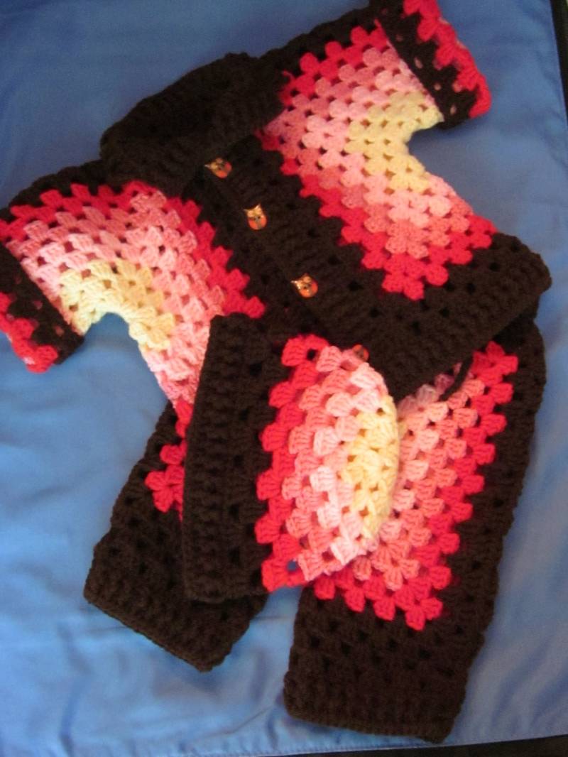 Handgemachte Multi Color Baby Häkeln Strickjacke, Hose Und Hut Set Mit Owl-Schaltflächen von MagicalStrings