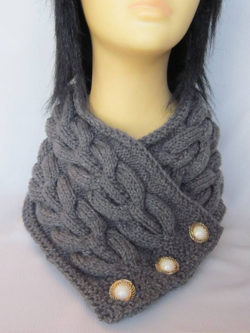 Kundenspezifisch Konfektioniert. Hand-Gestrickte Grauen Schal/Nacken Wärmer Wrap Shrug Mit Schöner Schmuck von MagicalStrings