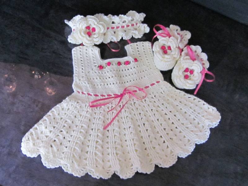 Sonderanfertigung Handgemachtes Baby Mädchen Häkelkleid, Stirnband Und Booties Set Mit Schönen Blumen von MagicalStrings