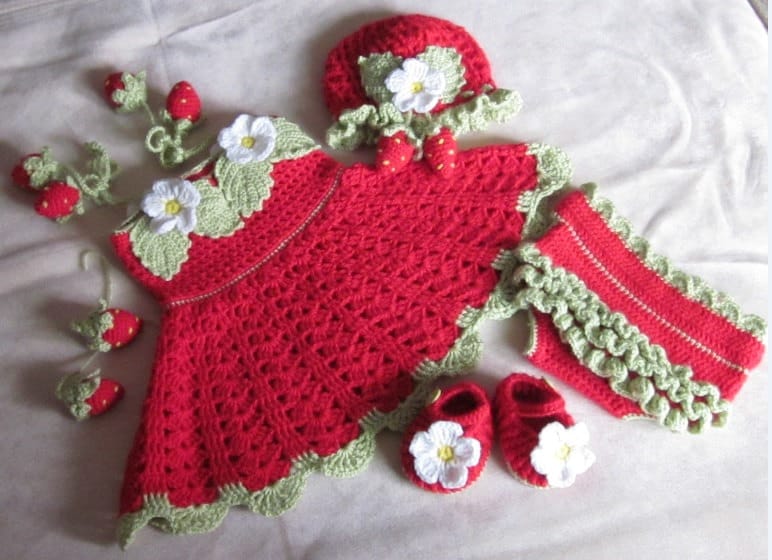 Sonderanfertigung Handgemachtes Baby Mädchen Kleid Set Gehäkelt, Mütze, Stirnband, Schühchen Und Überhose Mit Erdbeeren/Blumen Dekoration | 3-12 von MagicalStrings