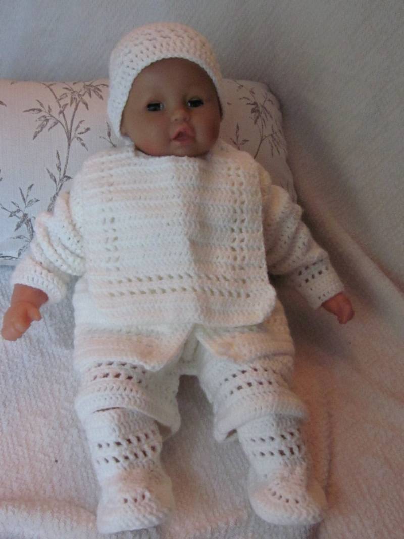 Spezialanfertigung Handgemachte Neugeborenen Baby Strickjacke, Hose, Booties, Bib Und Mütze Set. Perfektes Duschgeschenk Oder Take Home Outfit von MagicalStrings