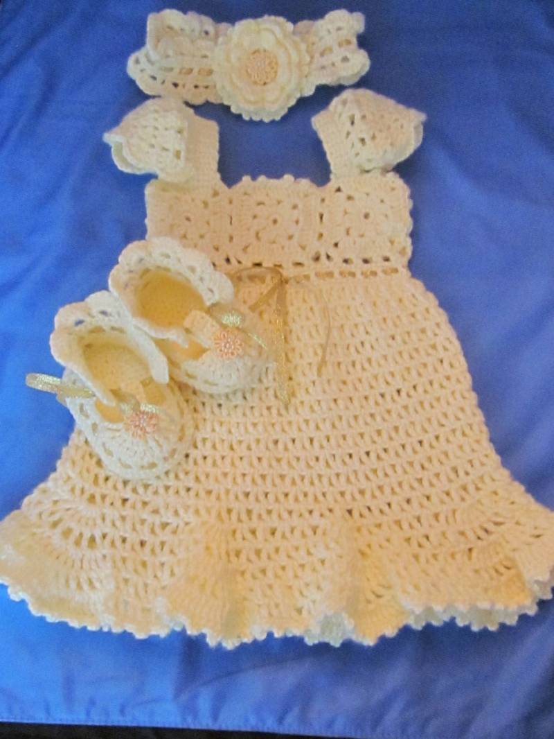 Taufe/Taufe-Set/Handgefertigte Baby Mädchen Crochet Kleid, Stirnband Und Booties Set Mit Schönen Blumen Gehäkelt von MagicalStrings