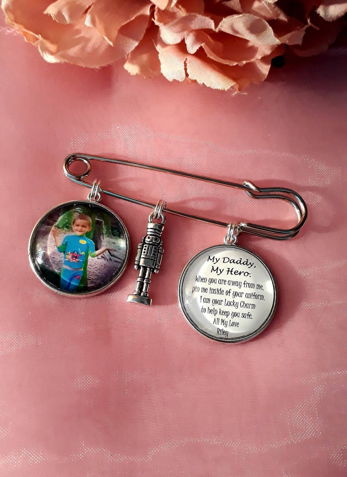 Personalisierter Glücksbringer Für Papa Mama, Die Weg Von Zu Hause Sind, Armee, Bundeswehr Papa, Mama Foto Glücksbringer Personalisierter Glücksbringer Für Papa Mama, Die Weg Von Zu Hause Sind, Armee, Bundeswehr Papa, Mama Foto Glücksbringer von Magicalcreations78