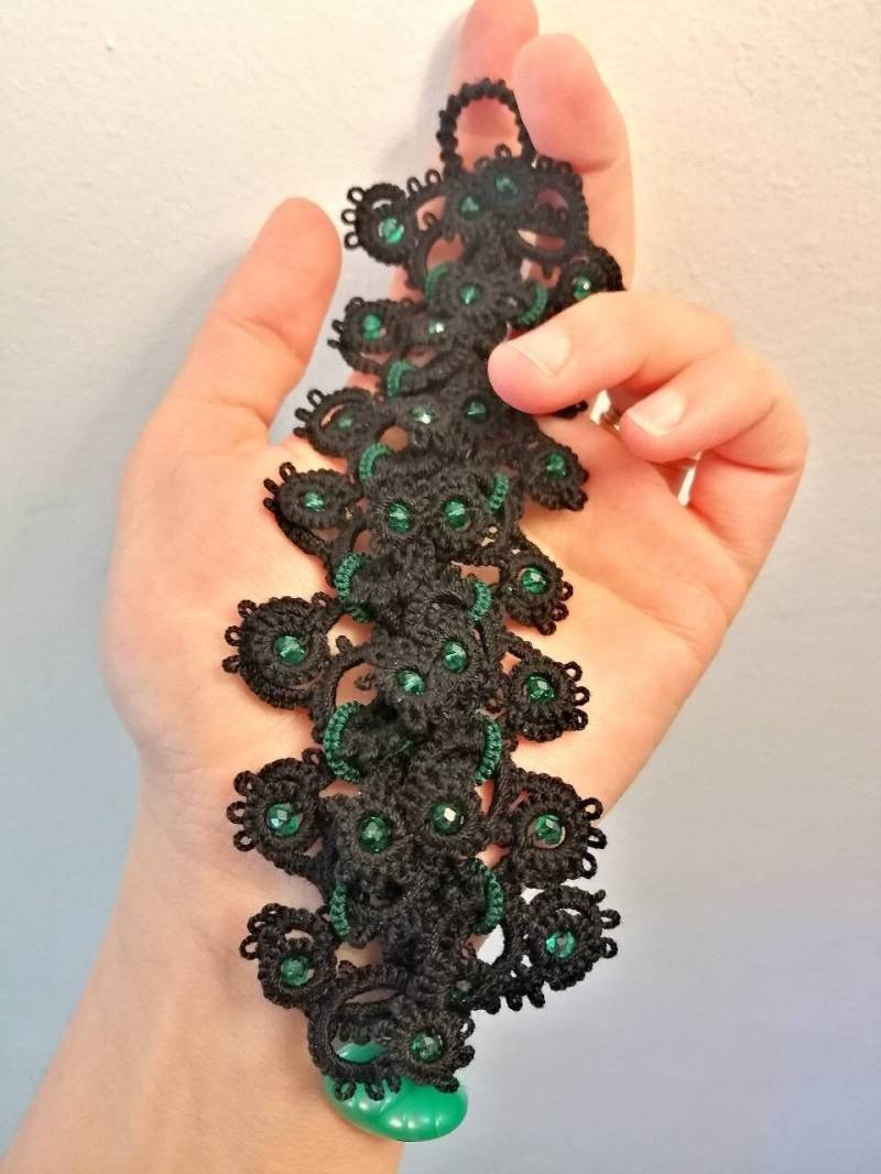 Braciale Fatto A Mano Con Perle Smeraldo/Chiacchierino Und Ago/Tatting-Spitze/Regal Für Blumen/ Braciale Fatto A Mano Con Perle Smeraldo/Chiacchierino Und Ago/Tatting-Spitze/Regal Für Blumen/ von MagicamenteMolly