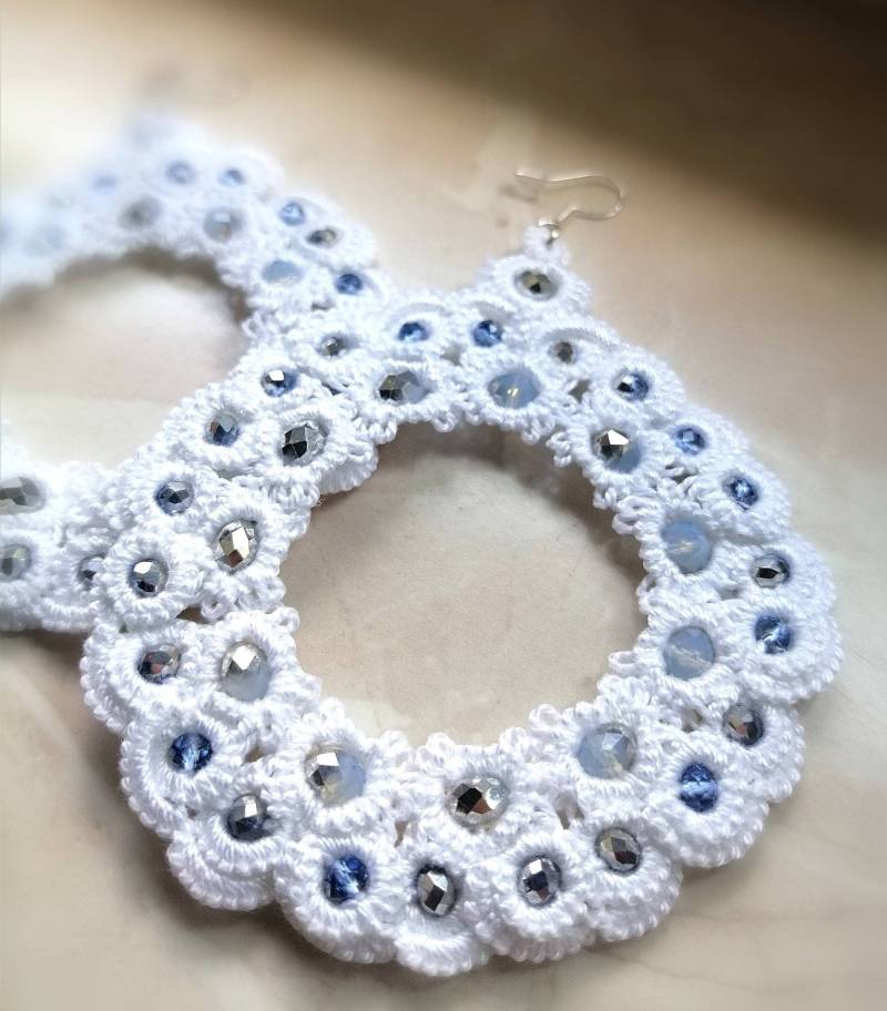 Orecchini Bianchi A Cerchio Con Perle Blue E Bianche/Orecchini Fatti Mano Chiacchierino/Orecchini Sposa Orecchini Bianchi A Cerchio Con Perle Blue E Bianche/Orecchini Fatti Mano Chiacchierino/Orecchini Sposa von MagicamenteMolly