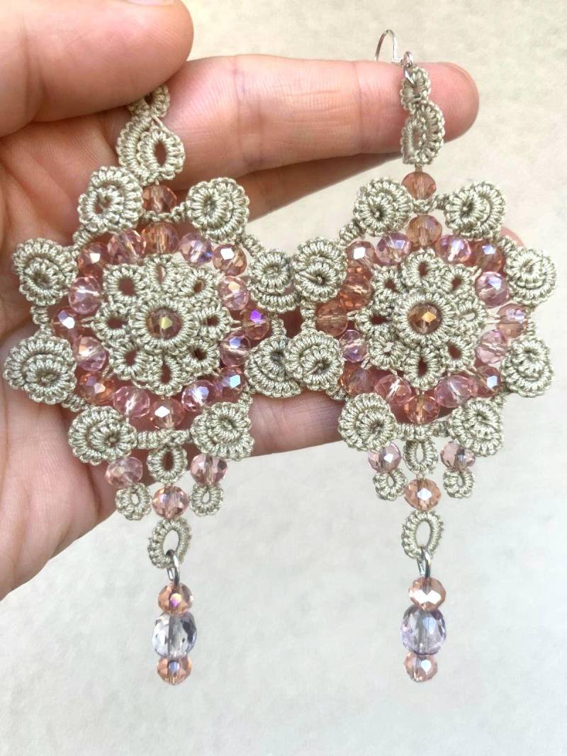 Handgemachte Tatting Ohrringe Aus Beiger Baumwolle Mit Rosa-Lila Facettierten Perlen von MagicamenteMolly