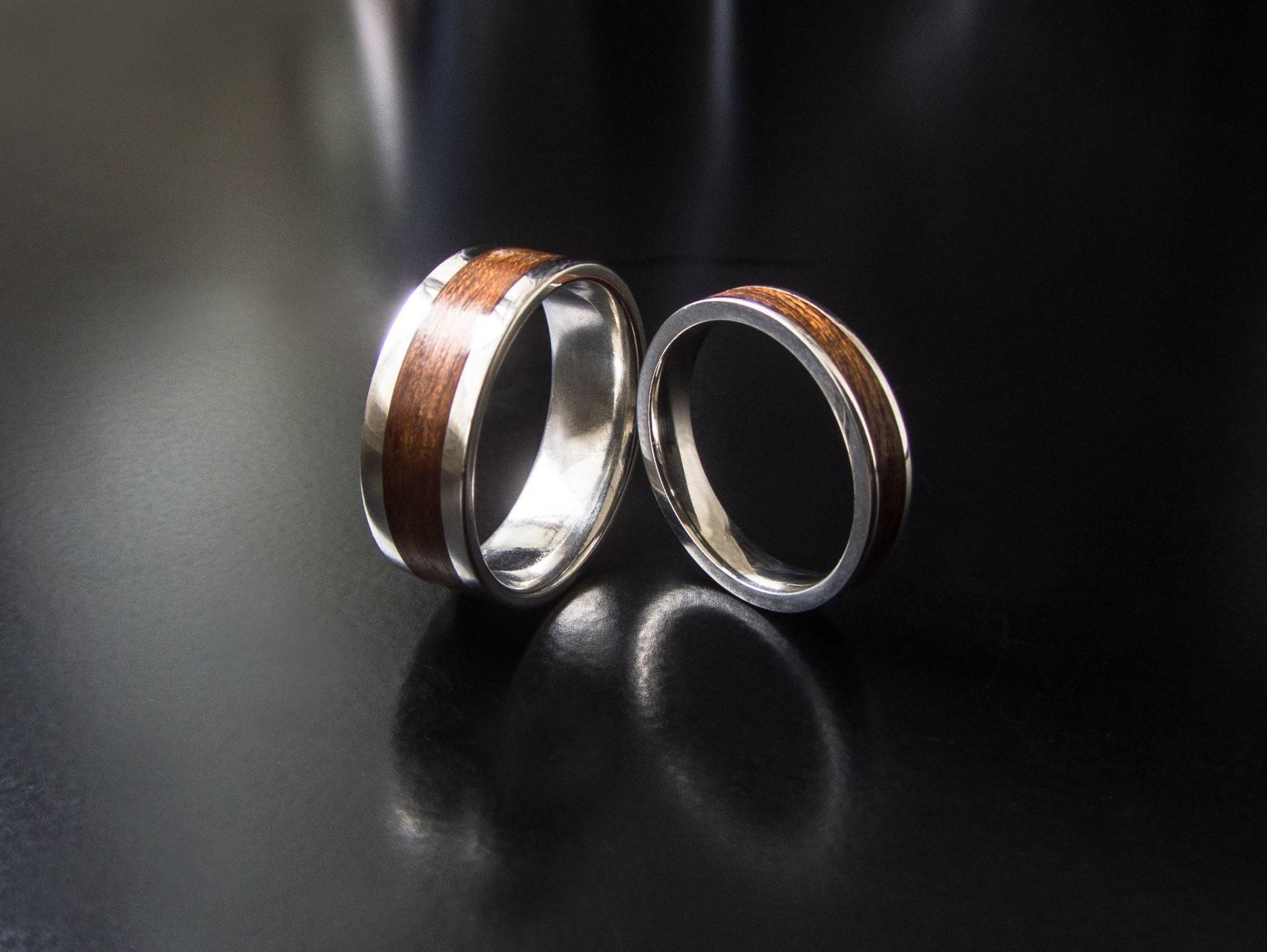 Edelstahl & Rotes Holz Ringe Set Seine Und Ihre Eheringe von Magicatree