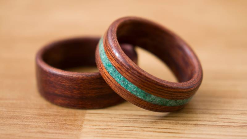 Ehering Set Mit Malachit Inlay Aus Holz von Magicatree