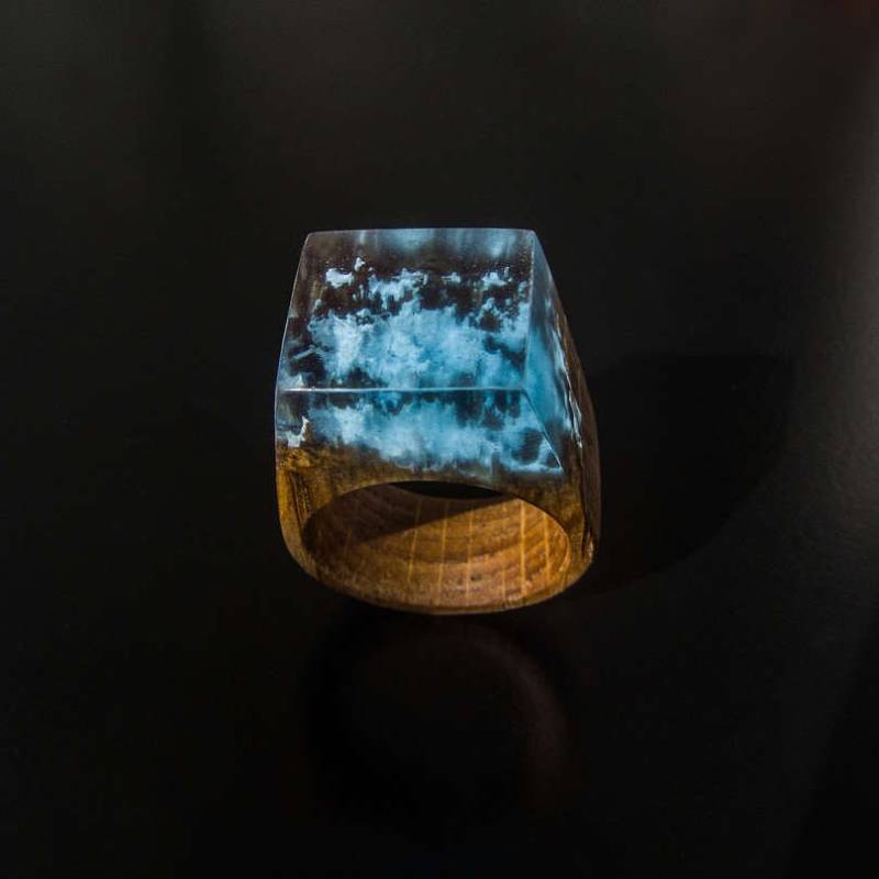 Handgemachter Blauer Harz-Holzring Nicht-Allergen-Schmuck Handgemachter Blauer Harz-Holzring Nicht-Allergen-Schmuck von Magicatree