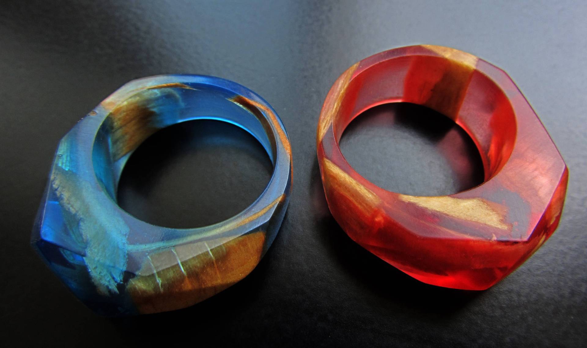 Handgemachter Holz-Resin-Ring Blau/Rot-Epoxy-Schmucksache-Geschenk von Magicatree