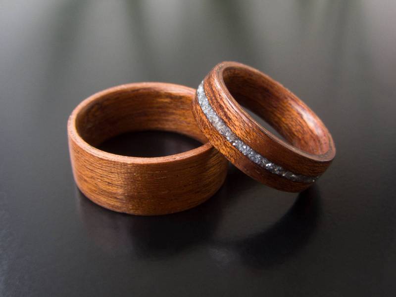 Holz Eheringe Set Stahlspäne Inlay, Bugholzringe von Magicatree
