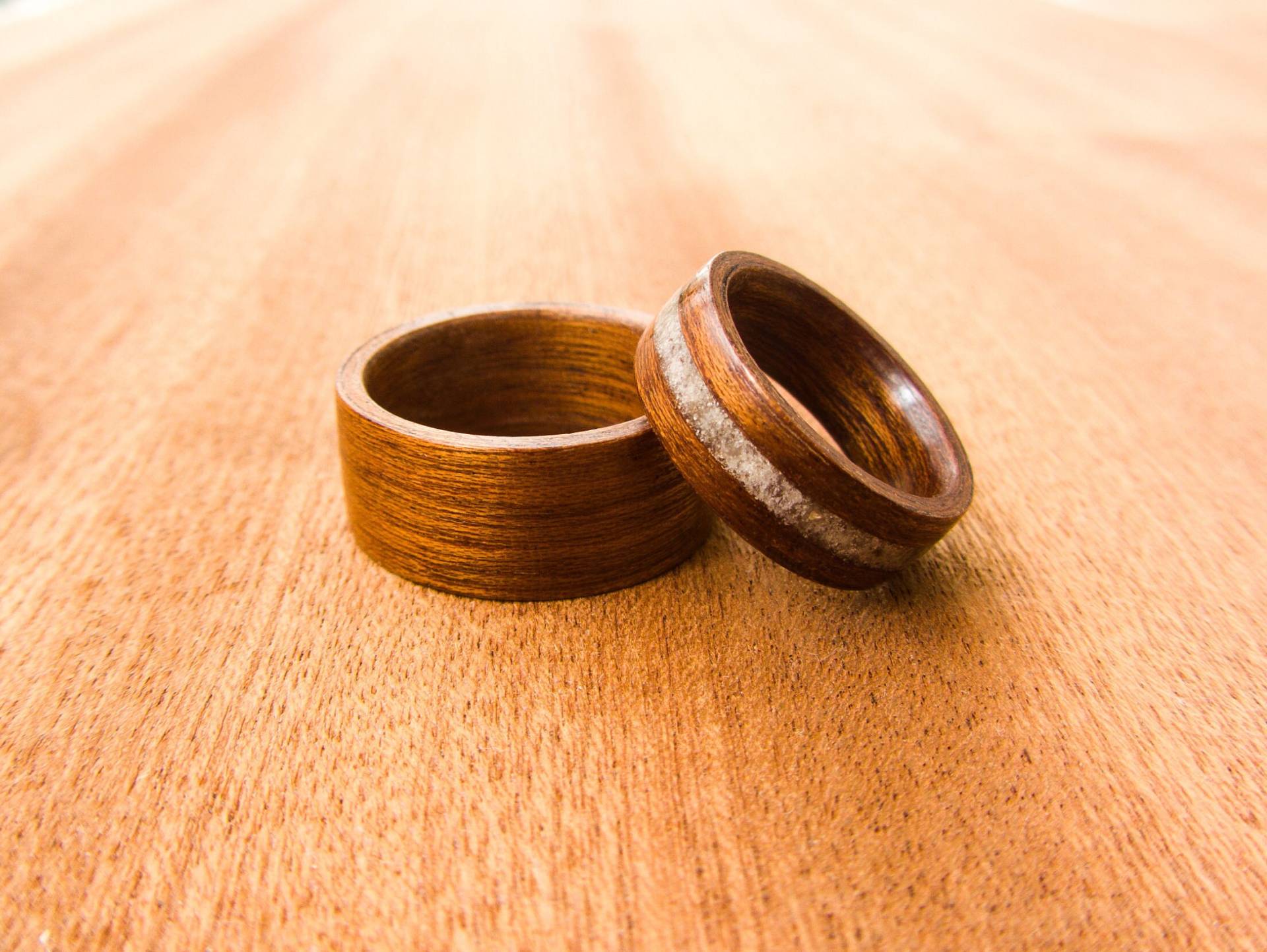 Mahagoni Bentwood Trauringe Set Quartz Inlay von Magicatree