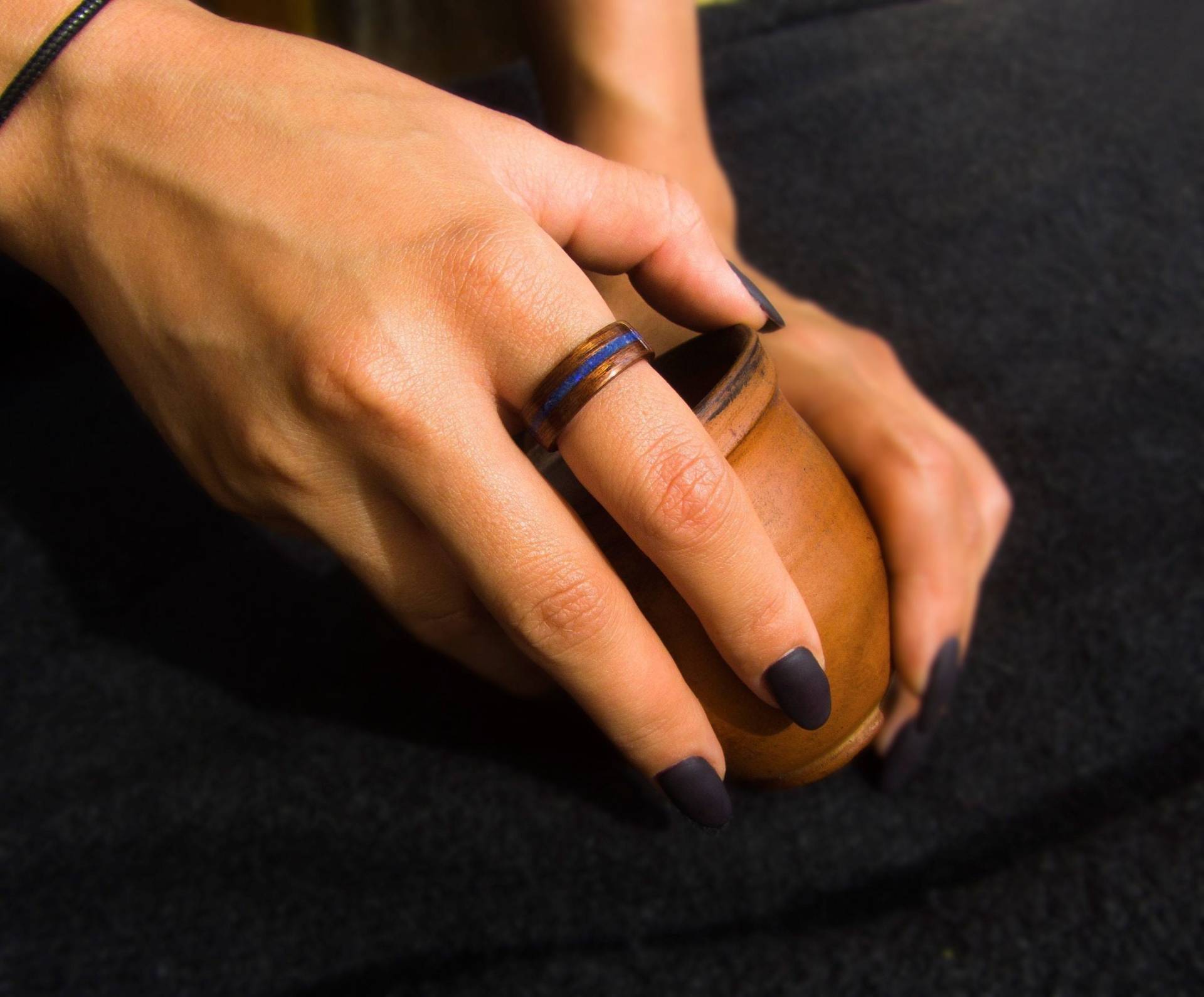 Redwood Bugholzring Mit Lapis Lazuli Inlay von Magicatree