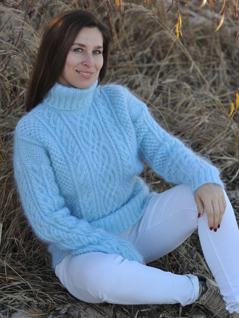 Mohair Pullover Zopfmuster Blauer Rollkragenpullover Handgestrickter Damen von MagicclewByLesia