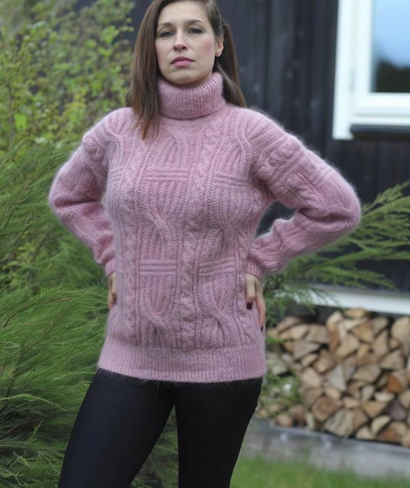 Mohair Damenpullover Handgestrickt Rollkragenpullover Zopfmuster Rosa Farbe Weich Warm von MagicclewByLesia