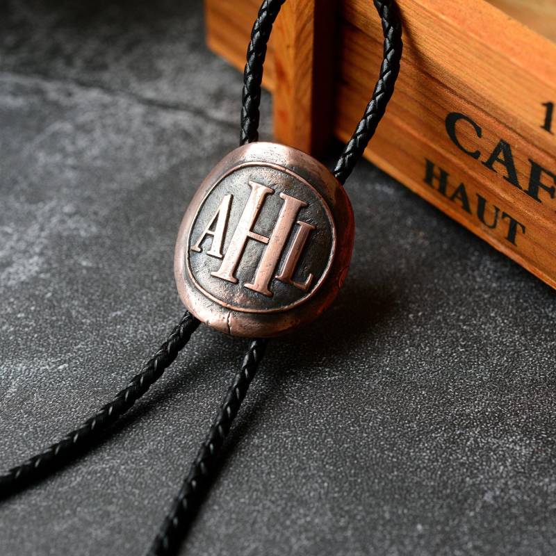 Benutzerdefinierte Hochzeits-Bolo-Krawatte, Benutzerdefinierte Initial/Logo Wörter Form Symbol Muster, Personalisierte Bolo-Krawatte Für Männer von MagicBolo